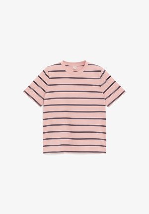 T-shirt rose à manches courtes avec des rayures horizontales noires, col rond et coupe régulière, présenté sur un fond blanc.