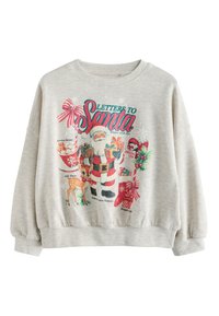 Hellgrauer Pullover mit Rundhalsausschnitt, mit einem farbenfrohen Motiv von Santa, einem Hirsch und Geschenkboxen, dazu der rote Schriftzug "Briefe an den Weihnachtsmann".