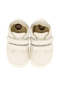 Zapatos de cuero blancos con doble correa de Velcro, punta redondeada, interior acolchado y textura suave. Logotipo de la marca visible en el interior.