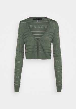 Donkergroene cropped cardigan met lange mouwen, V-hals en opengebreide horizontale strepen en bloemmotieven.