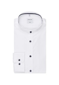 Weißes, schlank geschnittenes Herrenhemd mit schwarzen Knöpfen und Mandarinkragen, ordentlich gefaltet.