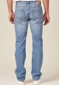 Jeans de mezclilla azul claro con un diseño de pierna recta, con dos bolsillos traseros y costuras en contraste. La tela tiene una textura suave.