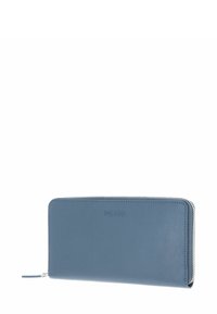 Portefeuille en cuir bleu avec une texture lisse et une fermeture éclair argentée. Présente un logo en relief à l'avant, une forme rectangulaire fine et un design minimaliste.