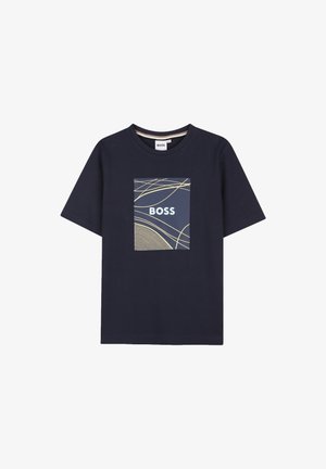 Jūras stila īsām piedurknēm T-krekls ar taisnstūra grafiku, kurā redzams vārds "BOSS" un viļņotas līnijas zelta un baltā krāsā uz tumša fona.