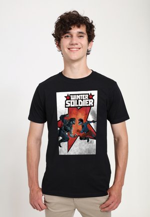 Sort bomulds T-shirt med et grafisk design med teksten "Winter Soldier", der viser to karakterer i en kampstilling mod en sprøjtet rød baggrund.