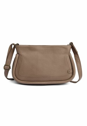 Rjava teksturirana usnjena torba čez ramo z nastavljivim trakom in zaobljenimi robovi na belem ozadju.