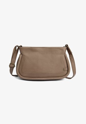 Brun skuldertaske i tekstureret læder med justerbar rem og afrundede kanter mod en hvid baggrund.