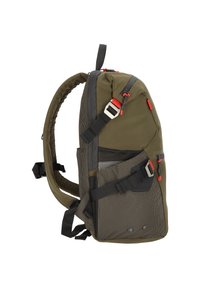 Zaino in tessuto verde oliva con accenti neri, dotato di tasche laterali in rete, spallacci regolabili e dettagli in metallo rosso.