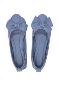 Modré kožené baleríny s kulatou špičkou, které mají výraznou mašličku na přední straně a hladký povrch.