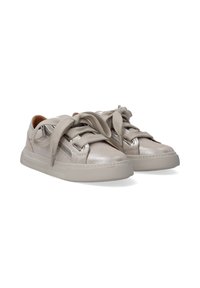 Helle beigen Sneakers aus metallischem Leder, mit dicken Schnürsenkeln, einer strukturierten Sohle und dekorativen Zippern an den Seiten.