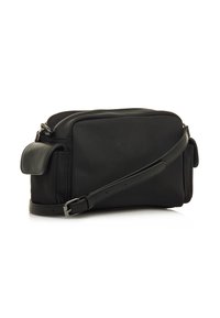 Borsa a tracolla nera in nylon con chiusura a zip, tracolla regolabile e dettagli in pelle. Forma rettangolare con tasca laterale.