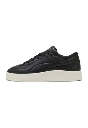 Baskets basses en cuir noir avec semelle blanche texturée, fermeture à lacets et logo discret de la marque sur le côté et la languette.