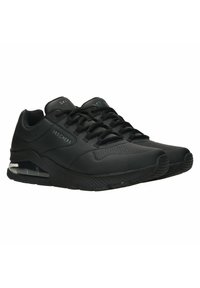 Sneaker Skechers nere con tomaia sintetica liscia, dettagli testurizzati, punta arrotondata e un'unità d'aria visibile nel tallone per un'ammortizzazione extra.