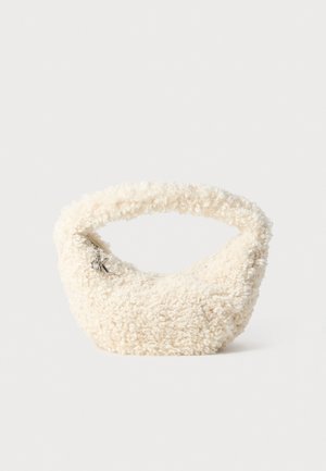 Kremfarget faux fur håndveske med avrundet, myk form og kort hank. Har glidelås-lukking og en liten metalllogo som detalj.
