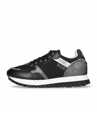 Sneaker sportivo nero realizzato con una combinazione di materiali in rete e pelle. Presenta dettagli argentati, lacci rotondi, tallone testurizzato e suola in gomma.