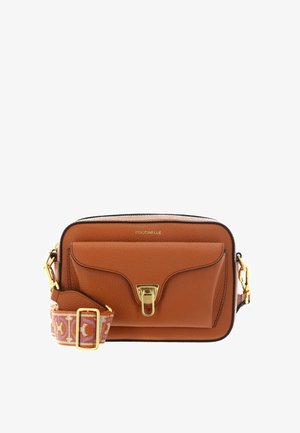 Sac bandoulière en cuir marron avec poche avant, fermoir doré, bandoulière en tissu à motif ajustable et bordure noire.