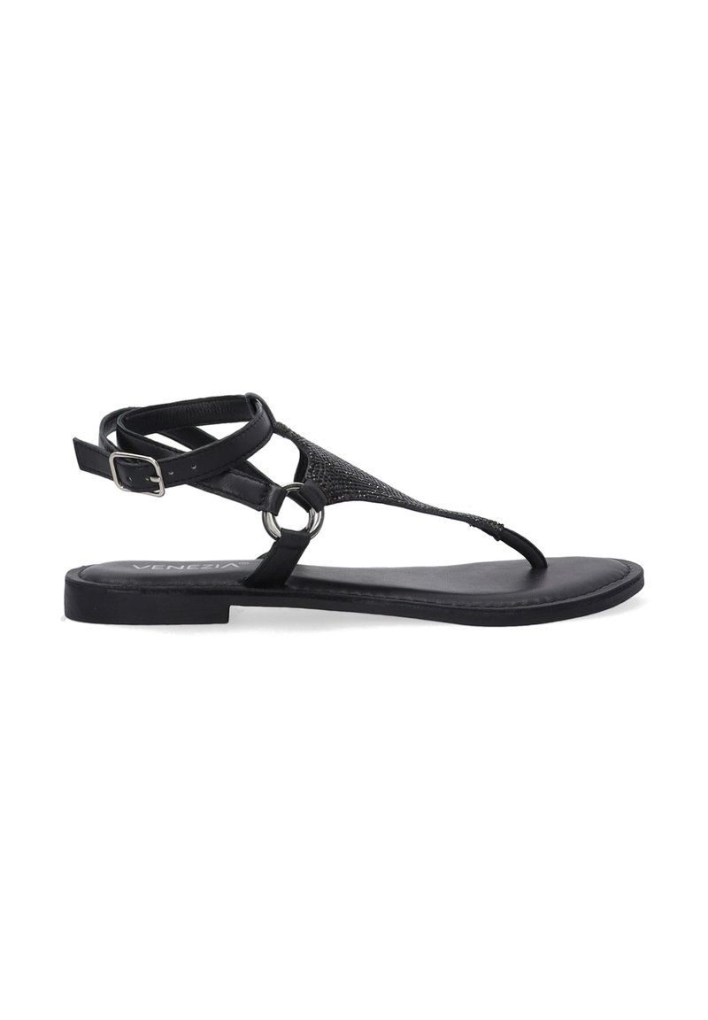 Sort flad sandal med en thong-design, prydet med teksturerede detaljer og en rund accent. Justerbar rem med en metalspænde.