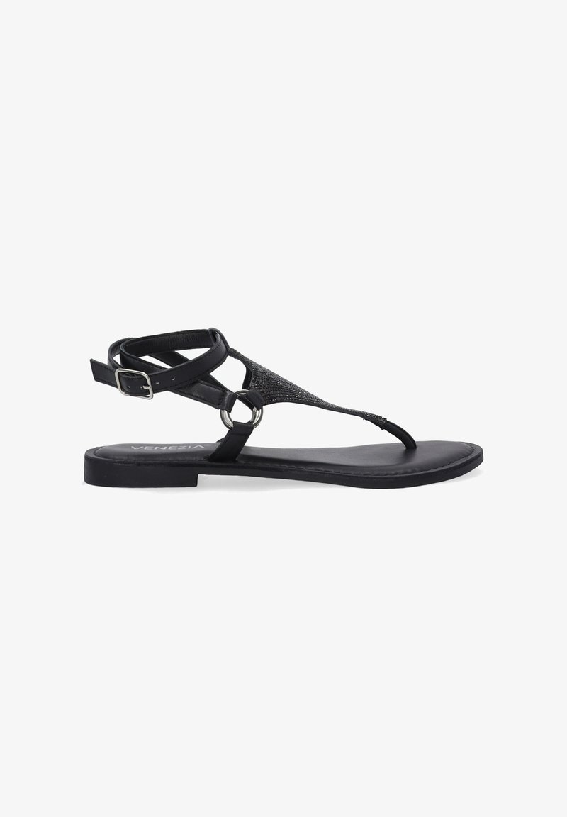 Sort flad sandal med en thong-design, prydet med teksturerede detaljer og en rund accent. Justerbar rem med en metalspænde.