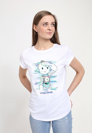 T-shirt blanc présentant un personnage de dessin animé avec de grands yeux, une main levée, et le texte "VISIONS", sur fond graphique stylisé.