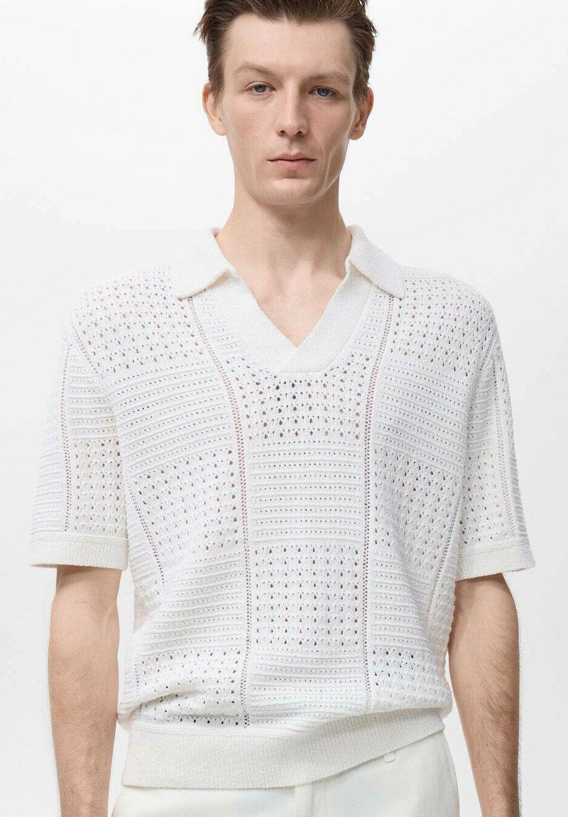 Polo shirt bianco a maniche corte lavorato a maglia, con scollo a V, motivi testurizzati e polsini e orlo a costine, realizzato in materiale leggero.