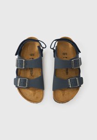 Mornarski plave sandale s dva podesiva remena, srebrnim kopčama i pluto unutarnjom tabanicom. Teksturirana tabanica za udobnost.