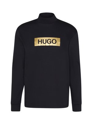 Czarna koszulka z długim rękawem i stójką, z złotym prostokątnym logo na środku klatki piersiowej z napisem "HUGO" czarnymi literami.
