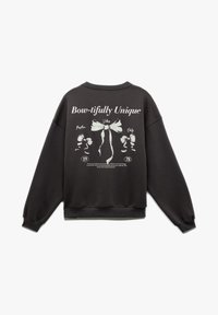 Ciemnoszary sweter z okrągłym dekoltem, z ribbowymi mankietami i dołem, z białym graficznym napisem i ilustracjami kokardek na plecach.