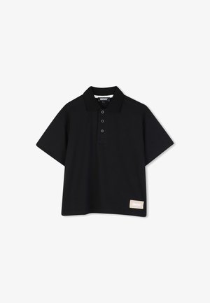 Zwart poloshirt met korte mouwen, voorzien van een klassieke kraag, drieknopsbies en een DKNY-logopatch linksonder. Gladde stoftextuur.