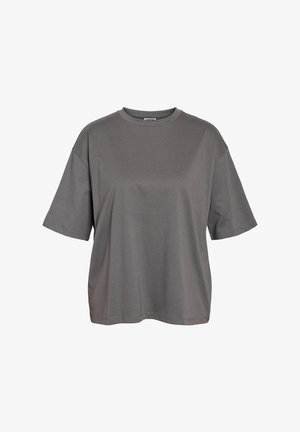 Jednoduché šedé tričko s krátkým rukávem a kulatým výstřihem, volného střihu bez viditelných log nebo vzorů.