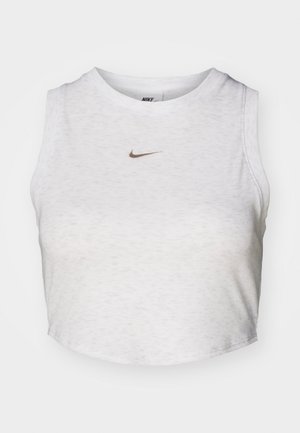 Valkoinen lyhyt toppi, joka on valmistettu pehmeästä ja rakenteellisesta kankaasta. Siinä on pyöreä kaula-aukko ja hihaton muotoilu, ja etuosassa on pieni kultainen Nike-logo.