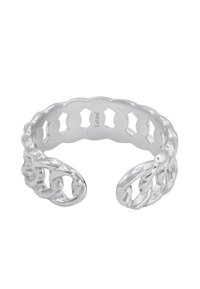 Anello aperto in tonalità argento con catene collegate, caratterizzato da superfici testurizzate e ritagli circolari lungo la fascia. Realizzato in acciaio inossidabile durevole.