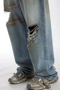FAVELA KNEE DISTRESSED - Traperice opuštenog kroja - light blue dod black washed