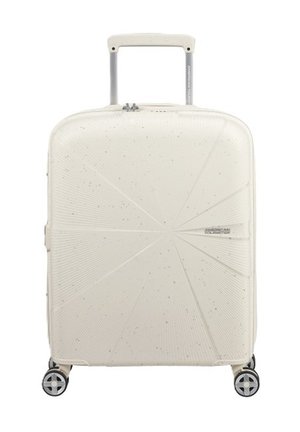 Maleta rígida en color blanco roto, con un diseño texturizado y patrones de explosión de estrellas, un mango retráctil y cuatro ruedas giratorias.