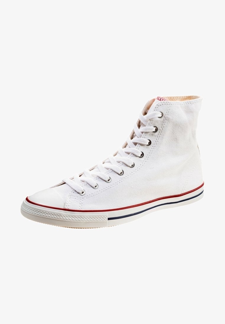Baskets blanches montantes en toile avec un embout en caoutchouc, un système de laçage à œillets, et des détails rayés rouges et bleus le long de la semelle.