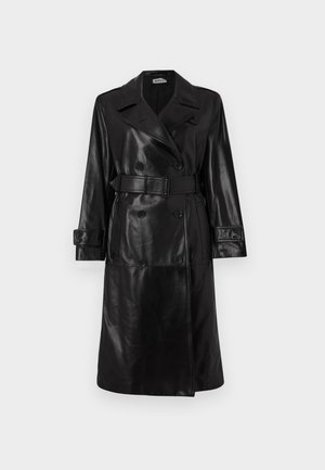 Czarny skórzany trench coat z podwójnym zapinaniem, szerokim kołnierzem, paskiem w talii oraz mankietami na guziki. Gładka tekstura i długość do kolan.