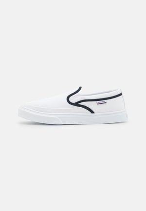 Weiße Slip-On-Sneaker mit schwarzem Rand, dicker weißer Sohle und kleinem rechteckigem "Hilfiger"-Label an der Seite.