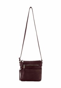 Sac bandoulière en cuir bordeaux avec sangle ajustable, deux poches zippées et texture lisse. Forme rectangulaire compacte. Accents en métal argenté.