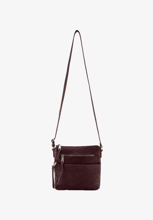 Sac bandoulière en cuir bordeaux avec sangle ajustable, deux poches zippées et texture lisse. Forme rectangulaire compacte. Accents en métal argenté.