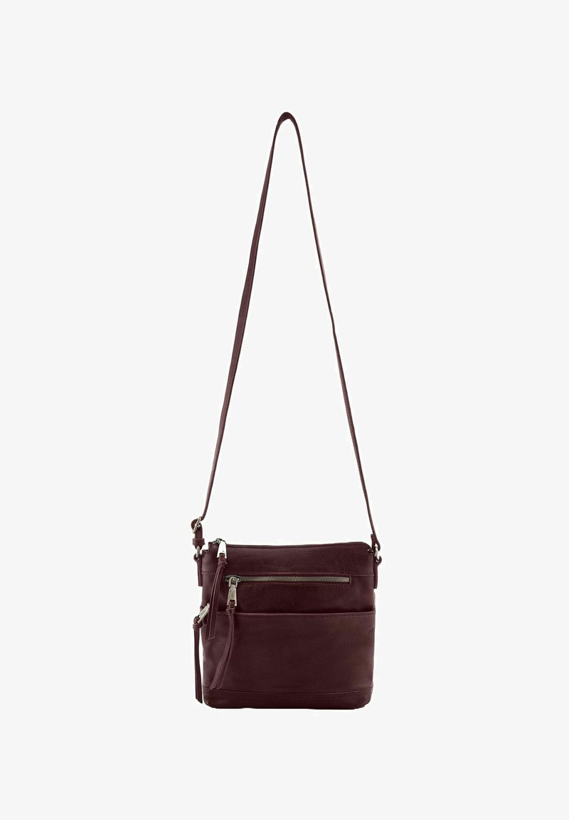 Sac bandoulière en cuir bordeaux avec sangle ajustable, deux poches zippées et texture lisse. Forme rectangulaire compacte. Accents en métal argenté.