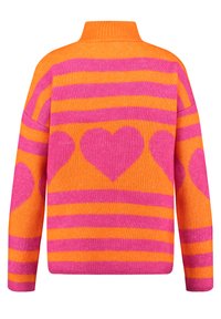 Orange- und rosa gestreifter Strickpullover mit großen rosa Herzen auf dem Rücken und den Ärmeln, der einen hohen Kragen hat.