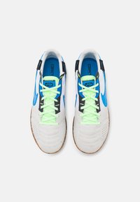 Nike Performance STREETGATO - Sapatilha de treino - white/light photo blue/black/lime glow
