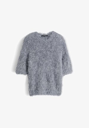 Maglione grigio fluffoso con maniche corte e vestibilità ampia. Presenta una superficie morbida e texturizzata e un'apertura del collo larga.