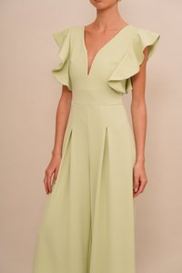 Lysegrønn jumpsuit med dyp V-hals, flagrende ermer og plisserte vide ben. Laget av et strukturert stoff for ekstra visuell interesse.