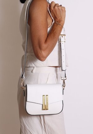 Borsa a tracolla bianca in pelle con chiusura a pattina, dettagli in metallo dorato e tracolla staccabile con bordo grigio chiaro.