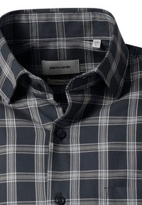 Camicia a quadri blu navy e bianca con colletto pieghevole, etichetta Pierre Cardin e tag della taglia 41/42 L all'interno del colletto.