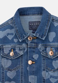 Denim jakna v modri barvi z vzorcem srčkov. Ima ovratnik, dva žepna žepek na prsih in rose gold okovje. Očitne šive.