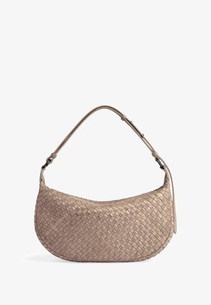 Beige vævet læder skuldertaske med buet form og justerbar rem, der har en lynlås lukning på den ene side.