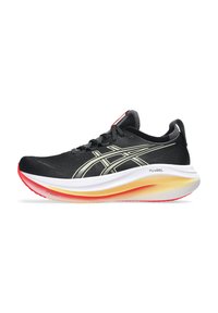 Chaussure de course noire avec une tige en mesh léger, des accents argentés, une semelle intermédiaire blanche épaisse avec un dégradé d'orange et de rouge, et une semelle texturée.