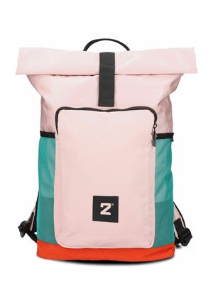 Zaino con chiusura a rotolo con fronte rosa e tasche laterali turchesi, cerniera e tracolla nere, base arancione e logo quadrato nero con una "Z" bianca.