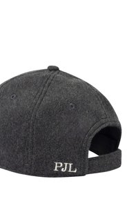Grijze vilten honkbalpet met een gebogen klep, voorzien van geborduurde initialen "PJL" op de achterkant en een snapback-sluiting voor een verstelbare pasvorm.
